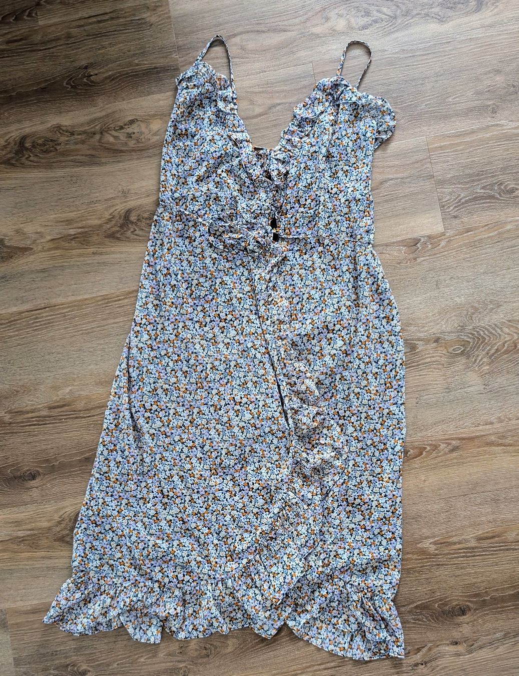 Vestiti: Edited Benice Midi Kleid mit Blumenmuster – Nuovo (secondo la descrizione) da Lachen SZ venduto da numberphile 1