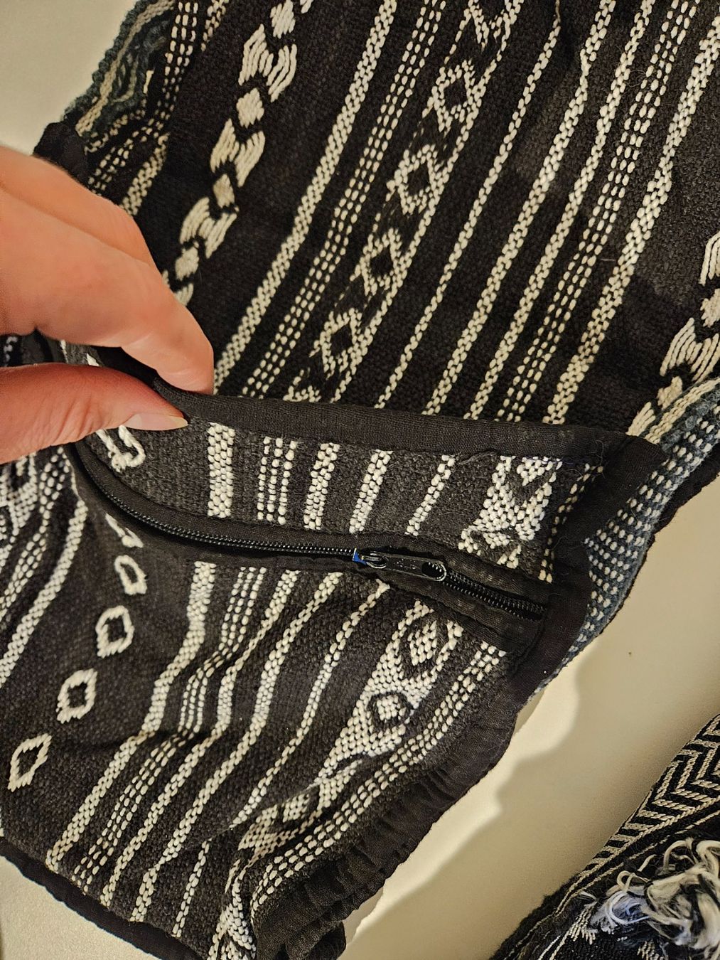 Taschen: 2 Umhängetaschen schwarz/weiss – Gebraucht aus Schaffhausen von sabrina915 3