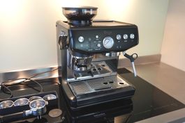 Sage Barista Impress schwarz Siebträgermaschine Espresso
