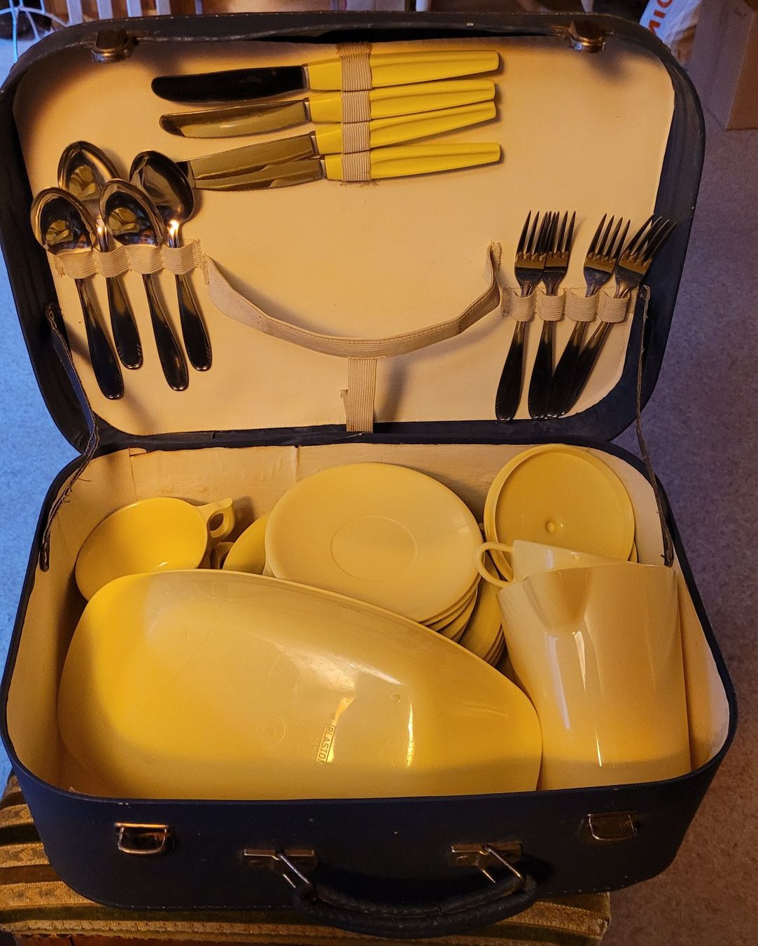 Reisekoffer: Picknick-Koffer - original vintage - vollständig – Gebraucht aus Courtételle von Anais72