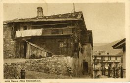 Davos   GR  -   Altes Bündnerhaus und SKIFABRIK      um 1920