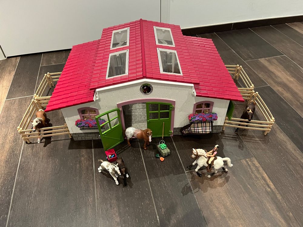 grosser Schleich Pferdestall mit 6 Pferden und Reiter | Kaufen auf Ricardo