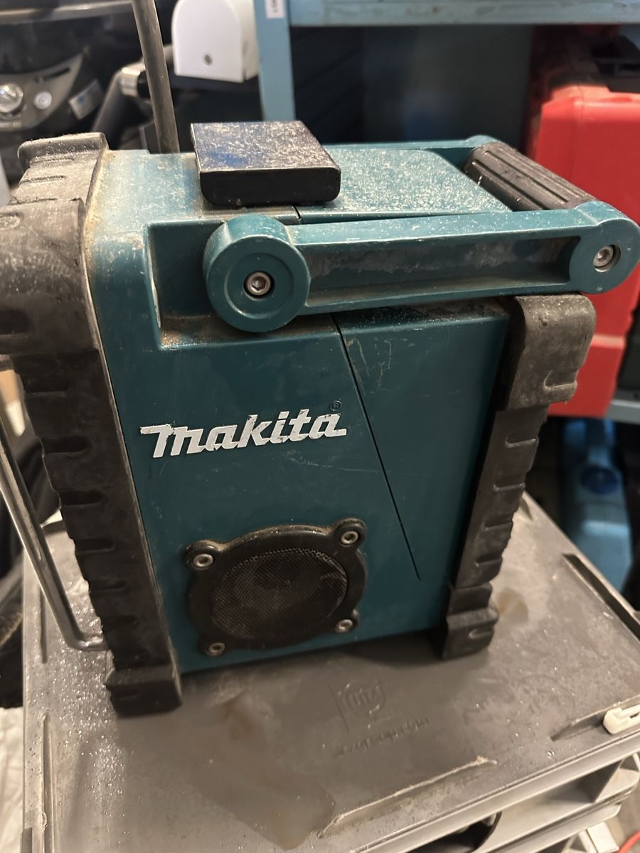 Makita Radio: Makita BMR100 Baustellenradio – Usato da Domat/Ems venduto da nin_s5x9 1