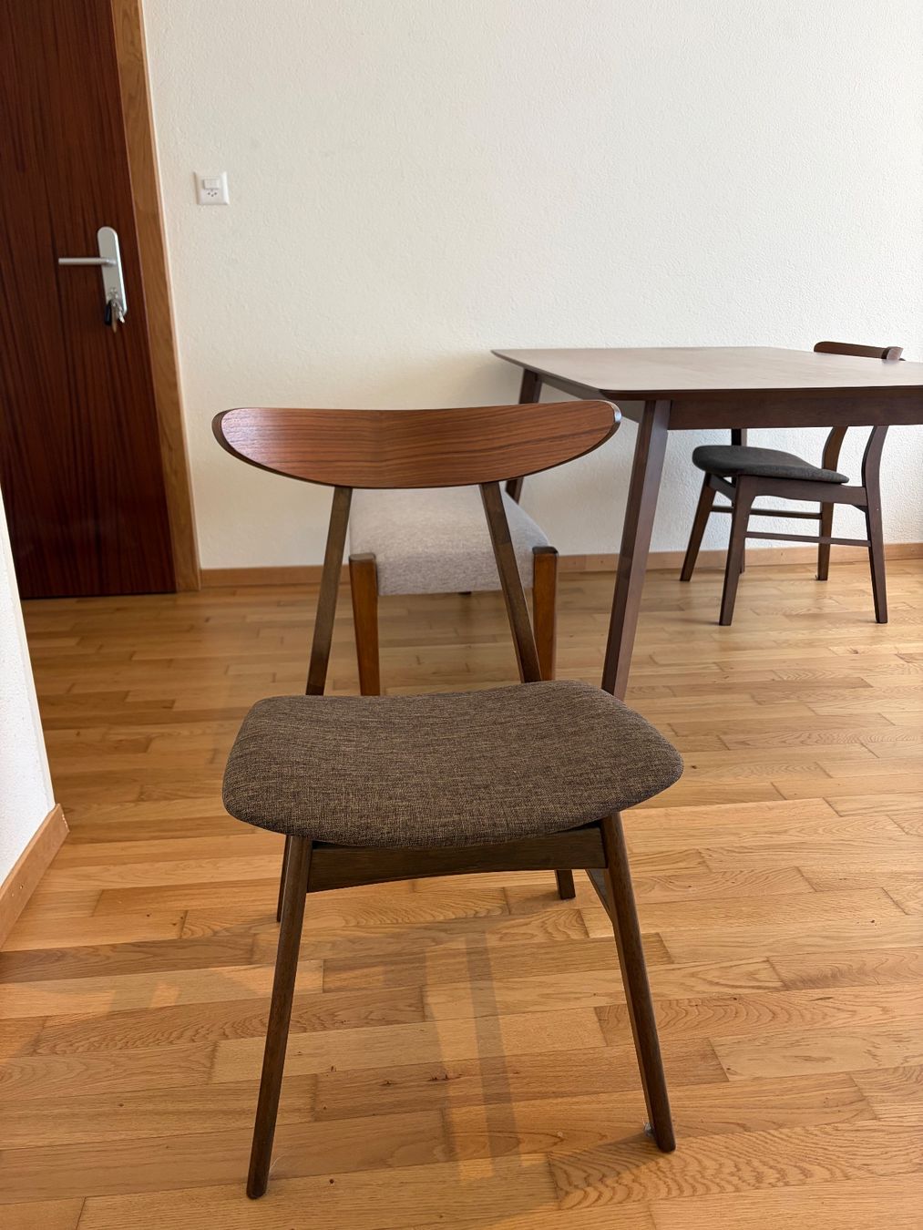 Beliani Set di tavolo e panche: Table à manger + 2 chaises + banc style noyer foncé – Usato da Lausanne venduto da spi_m2kg 2