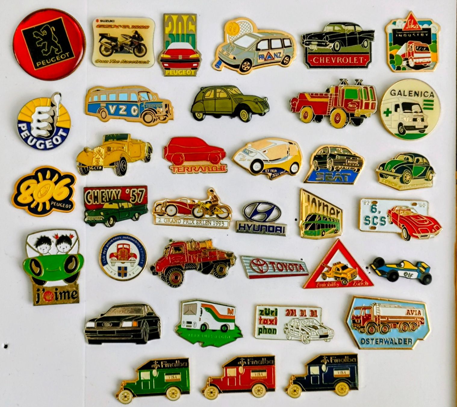 Plaketten & Abzeichen: 35 diverse Pins Autos Automarken – Gebraucht aus Pfäffikon ZH von Colacity