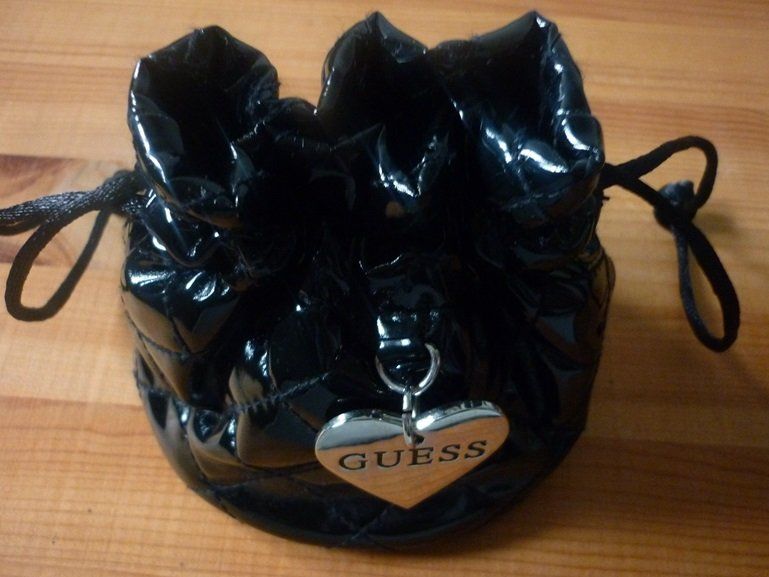 Guess Montres: 2 GUESS- Schmuck-/ Uhrenbeutel – D'occasion à Adliswil par di_hans 1