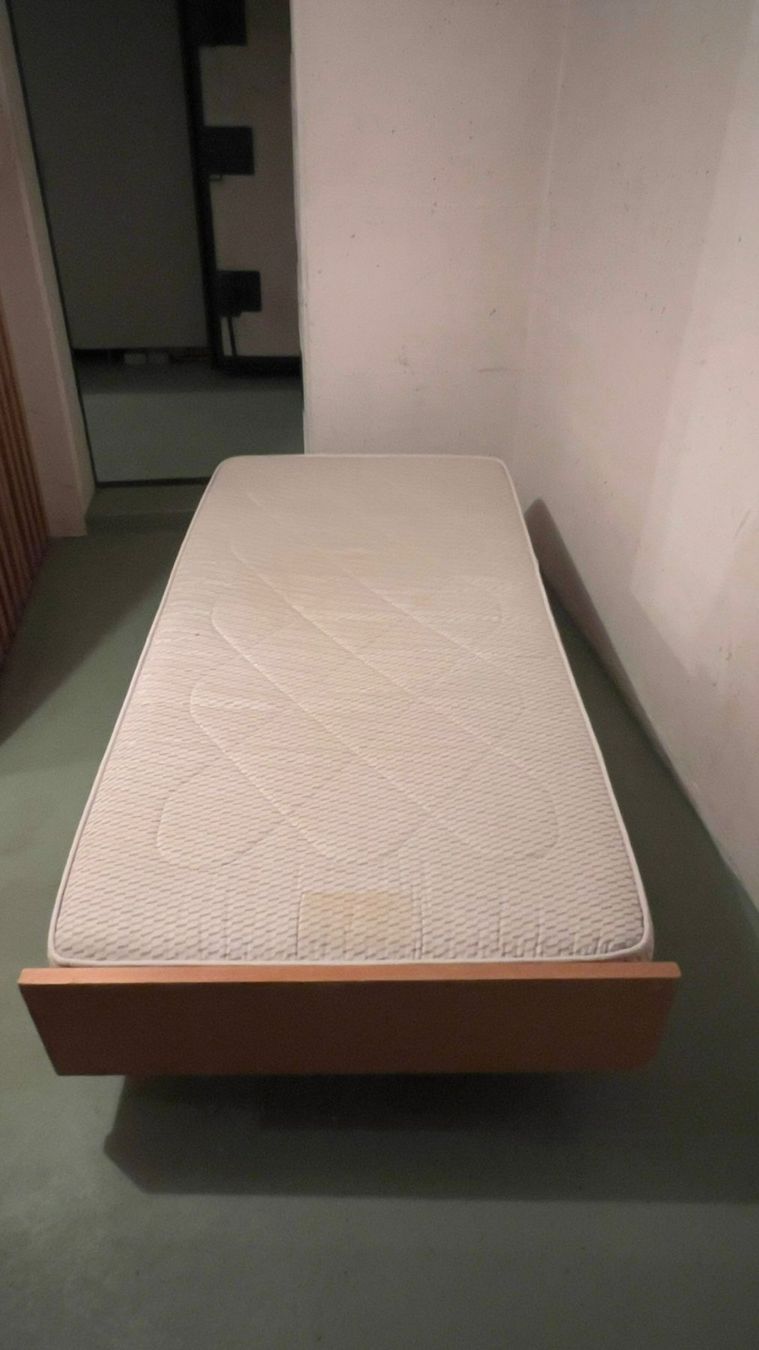 Lits: Adjustable bed with mattress – D'occasion à Uster par Edospace