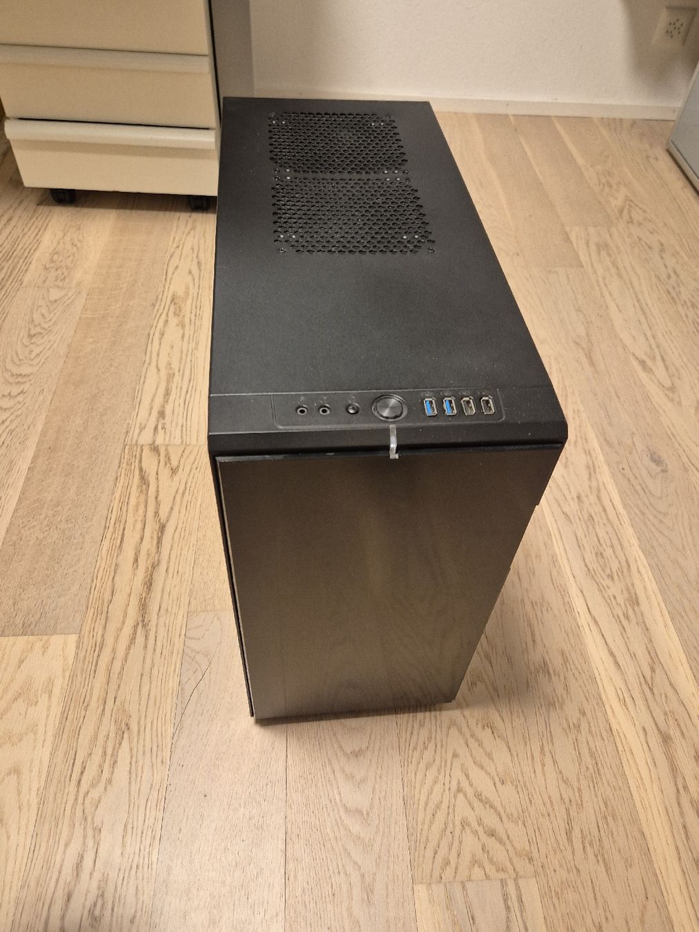 Custodie: Gebrauchtes PC Gehäuse - Midi Tower – Usato da Zürich venduto da Corrosion