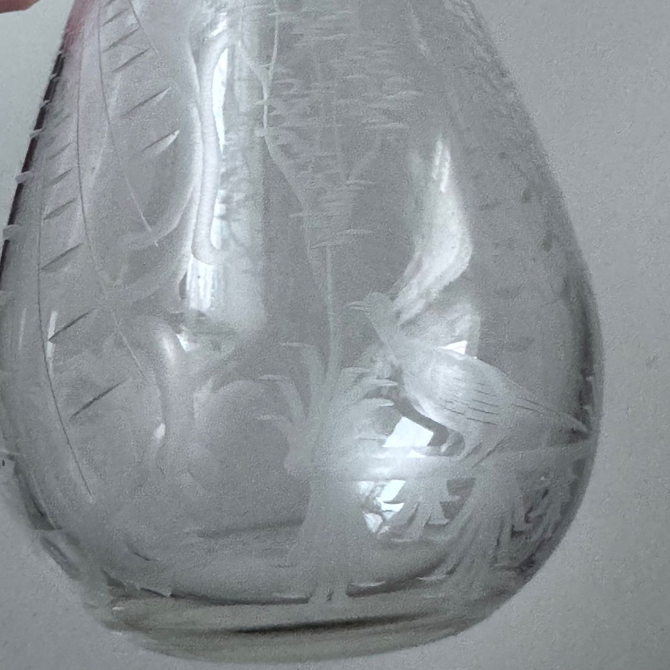 Altro in Stoviglie & Bicchieri: Kleine Karaffe / Essigflasche mit eingeschliffenem Jagdmotiv – Usato da Thun venduto da houzli 2