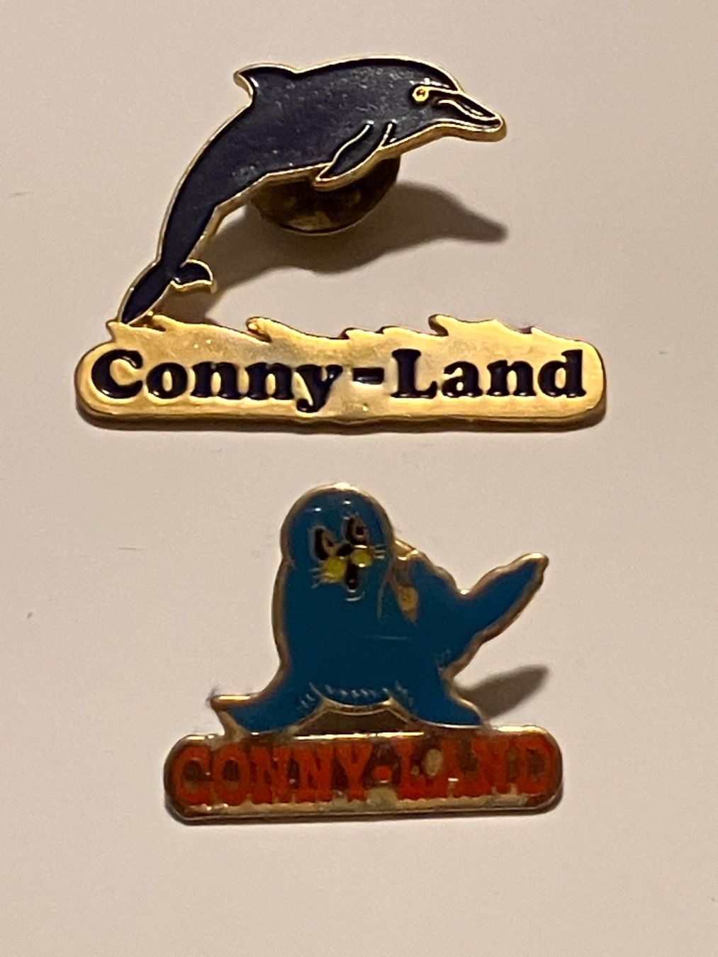 Placchette & Badge: 2 Pin Conny Land – Usato da Basel venduto da djwwpp