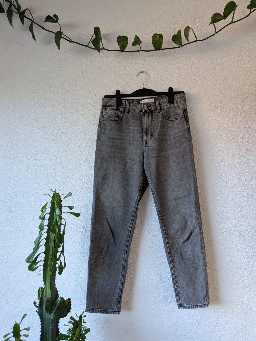 Zara Jeans: Graue Jeans Gr. M – Usato da Ostermundigen venduto da om11