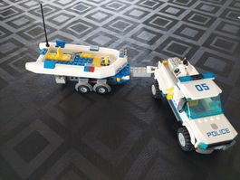 Polizei Geländewagen mit Anhänger & Boot