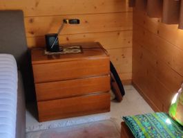 Nachtkommode aus Holz mit drei Schubladen