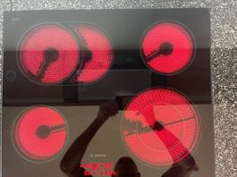 Die Bosch Elektro-Kochstelle aus Glaskeramik PKN675N14C