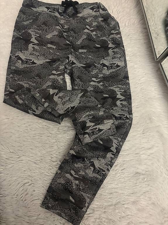 Pantaloni: Pantalon Training Camouflage 8 ans – Usato da PAYERNE venduto da Bellotine