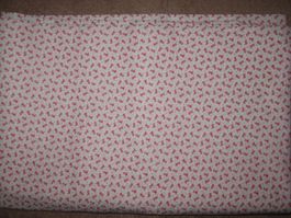 Baumwollstoff weiss mit kleinen roten Motiven