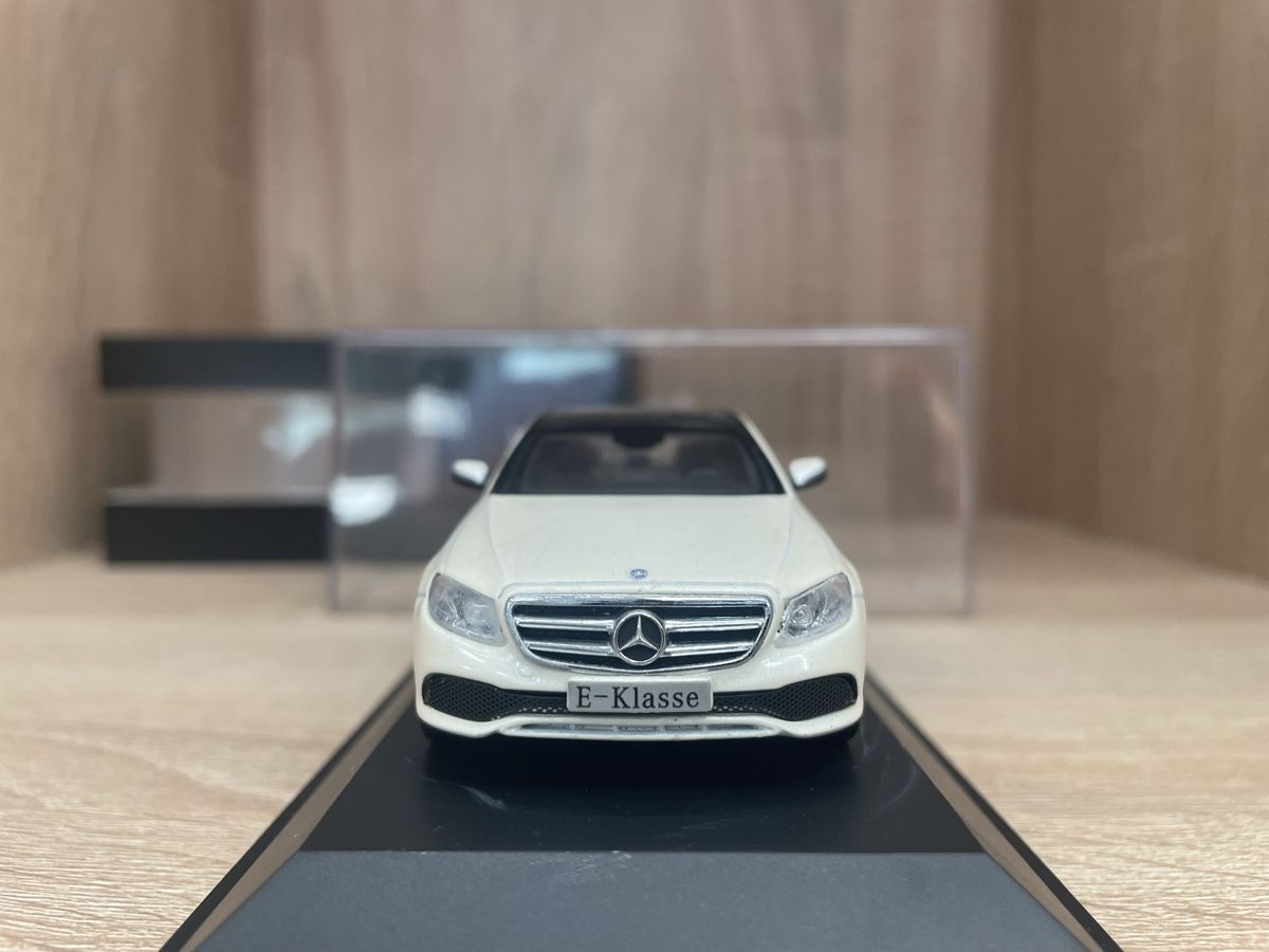 Mercedes-Benz Modellini d'auto: Mercedes E-Klasse – Nuovo e nell'imballaggio originale da Paradiso venduto da jovica1987 1