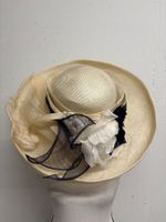 Unikat Hut beige mit Blumen und Band von Claire-Editha Baden