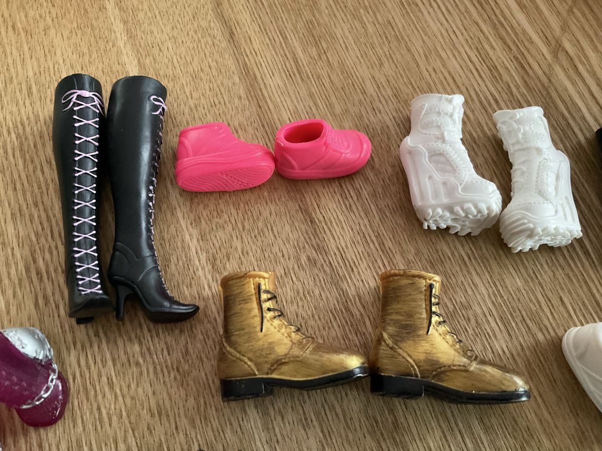 Bambole: 24 verschiedene Barbiesachen – Usato da Herbriggen venduto da Sehrazade 3