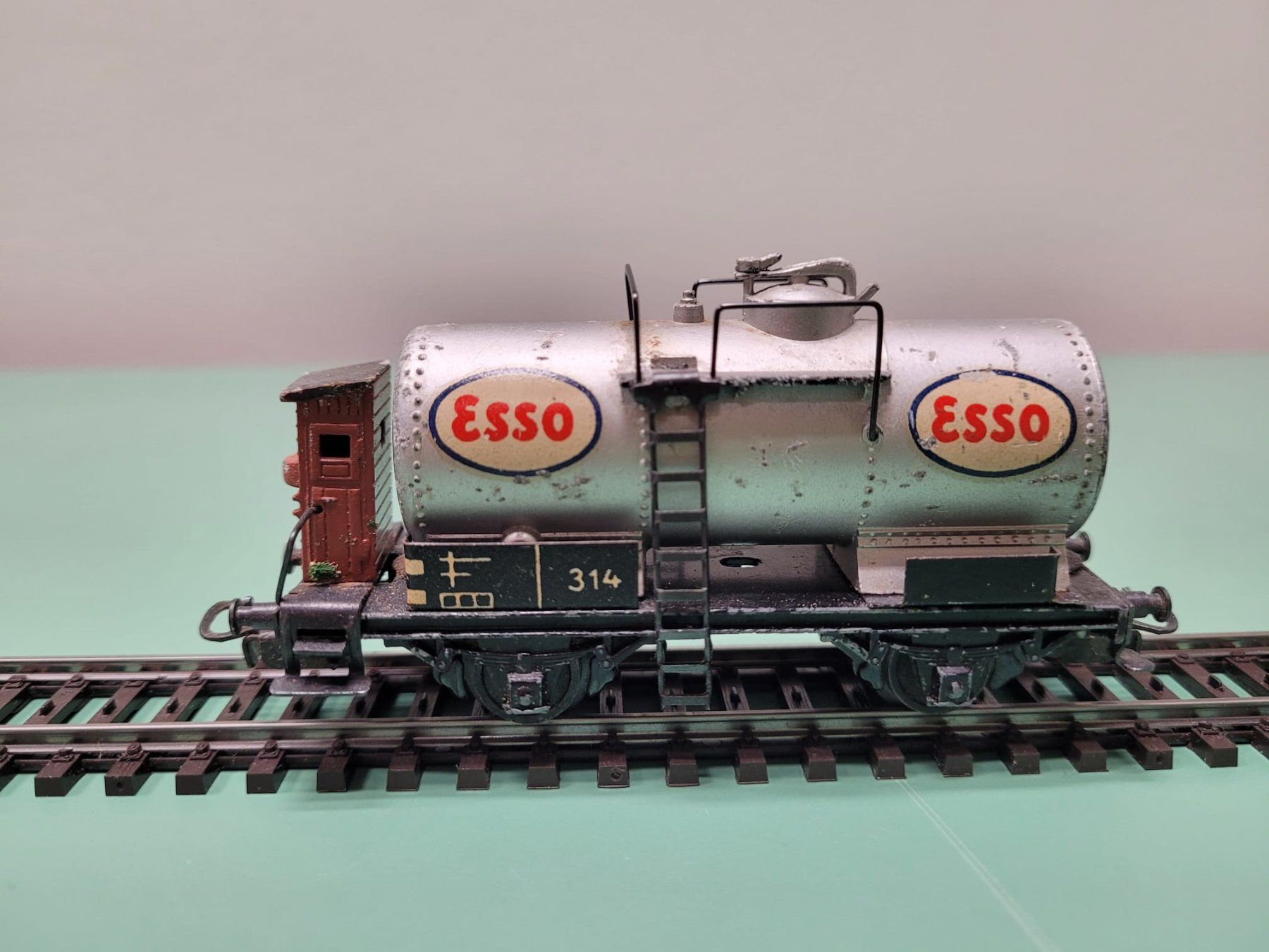 Märklin Modellini di ferrovie: Märklin 314 E Kesselwagen Esso 314E, H0 – Usato da Perlen venduto da AhvidEvG 2
