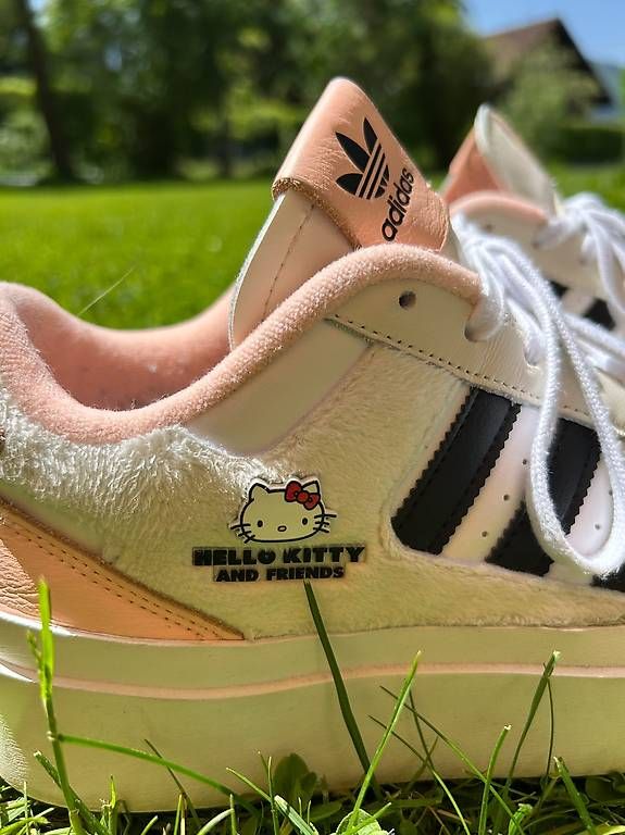 Hello Kitty Scarpe da uomo: Adidas Hello Kitty low-top sneakers, 42 2/3 – Usato da Einsiedeln venduto da Steine1 1