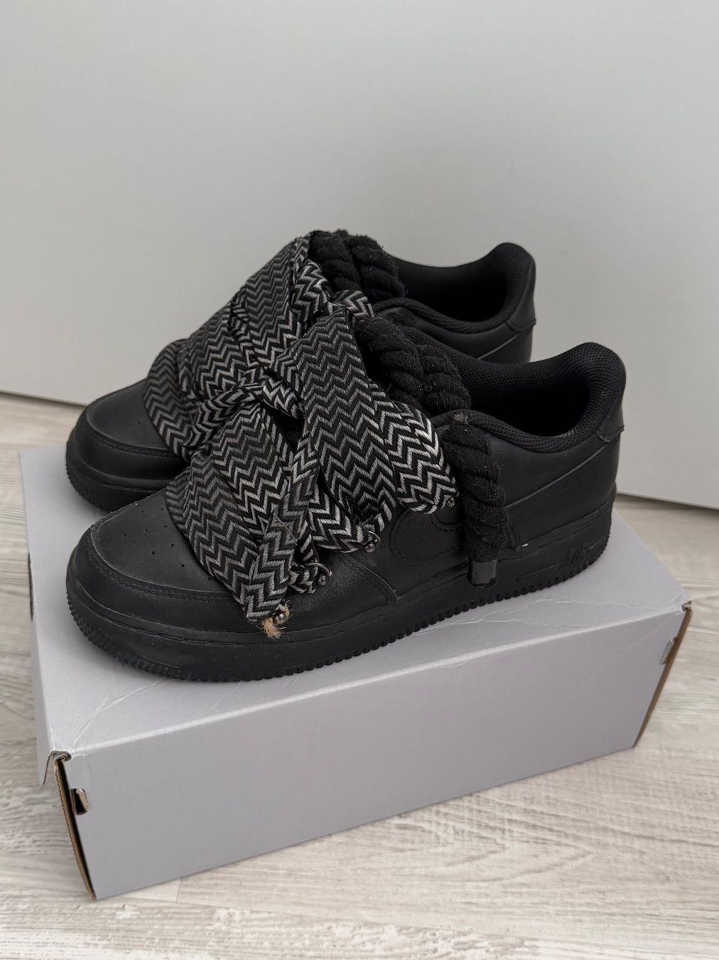 Nike Scarpe da uomo: Air Force 1 personnalisée – Usato da Court venduto da Style_ambre