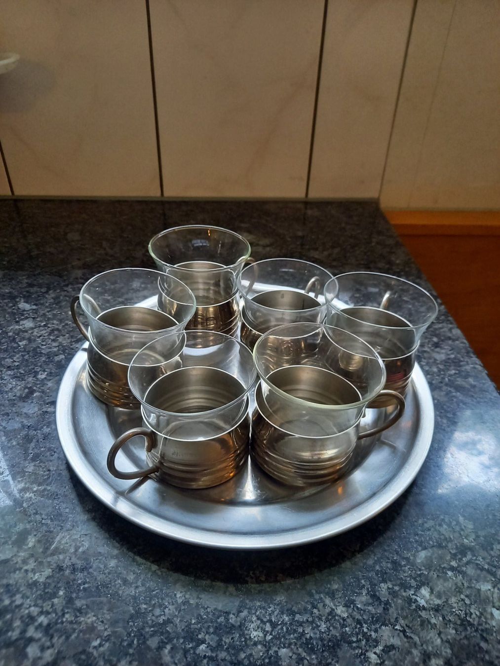 Geschirrsets: Tee Set mit Serviertablett – Gebraucht aus Schenkon von adano