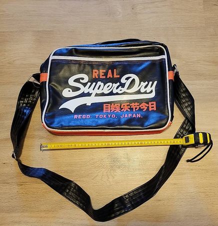 Superdry Schultertasche im Retro-Design