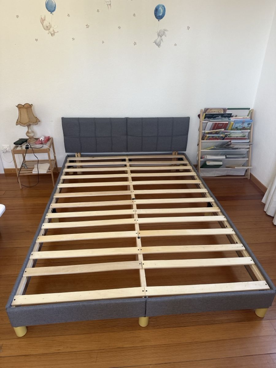 Lits: Double bed frame with grey headboard good condition – D'occasion à Aarau par anb_qnk8