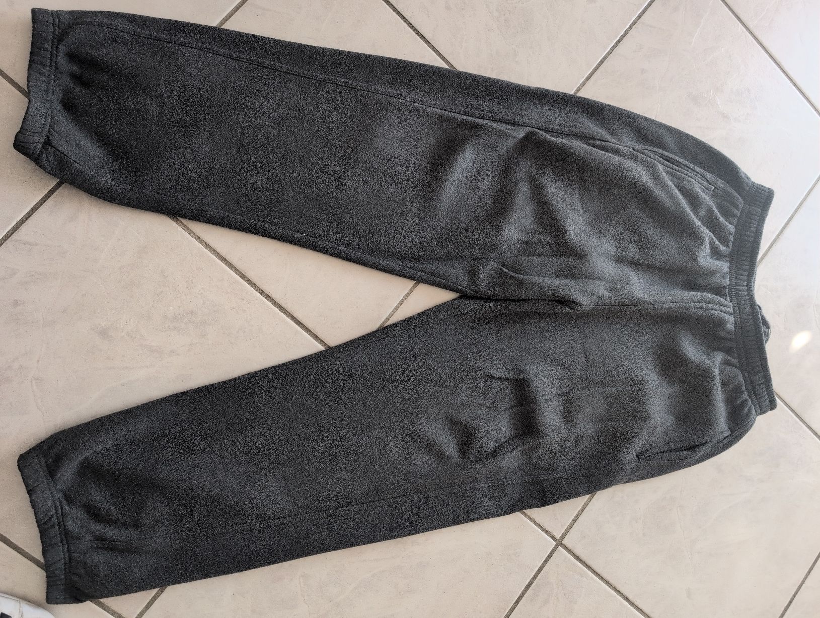 Urban Outfitters Pantaloni: pantalon de training – Usato da CORMINBOEUF venduto da savaja