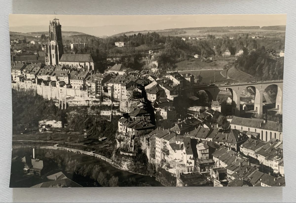 Cartoline postali: Ansichtskarten Schweiz - Fribourg - Flugaufnahmen – Usato da Düdingen venduto da polytropon_5 2