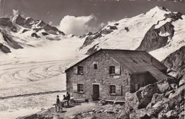 Konkordiahütte S.A.C. mit Aletschgletscher. 1953