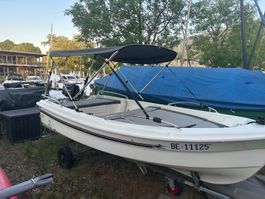 Sportboot mit Trockenplatz in Nidau