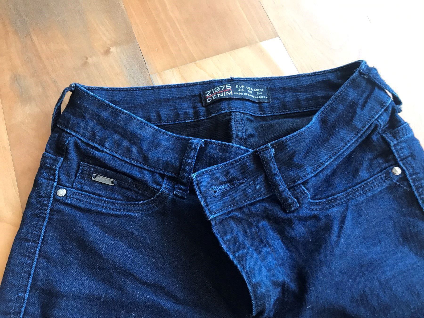 Zara Pantaloni: NEU Zara 34 denim/dark blue jeans basic – Nuovo (secondo la descrizione) da Oberwil b. Zug venduto da annecl 2