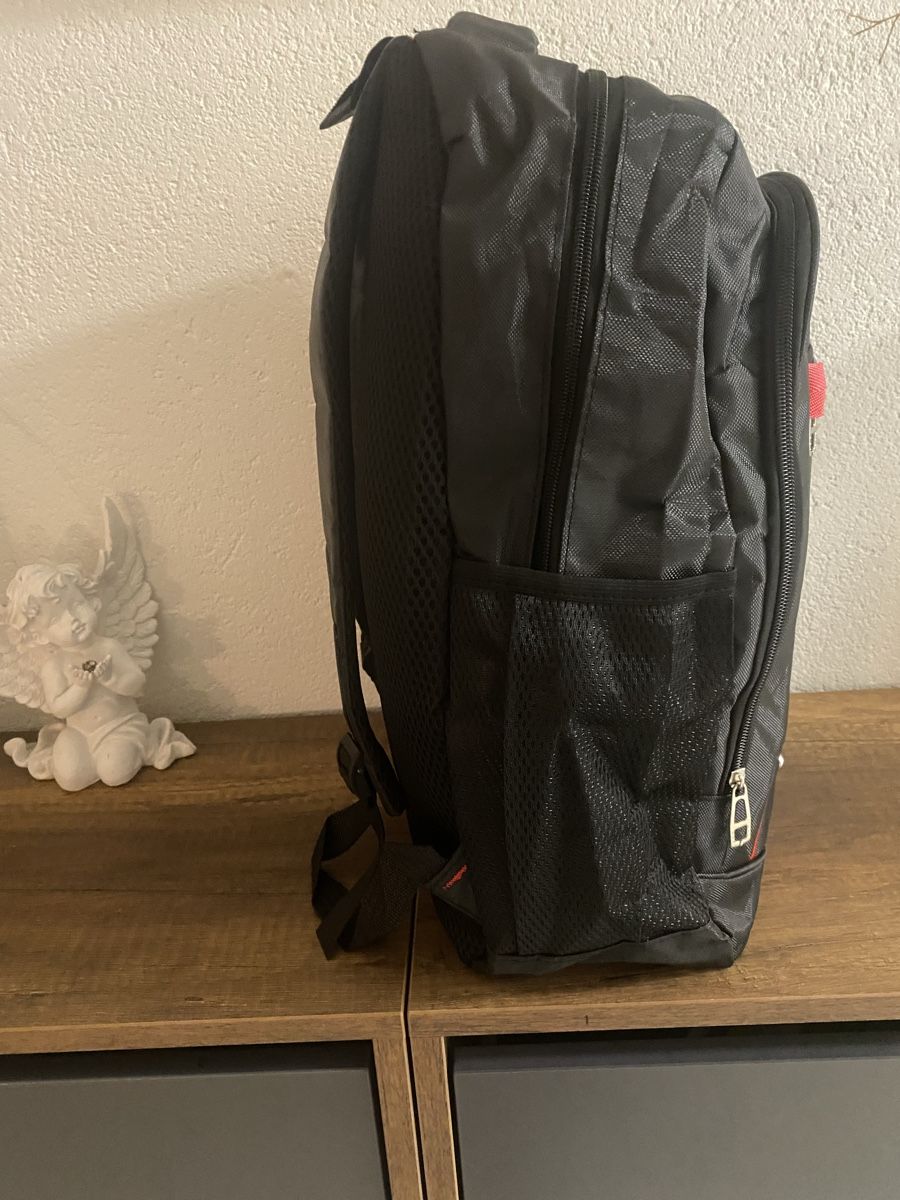 Zaini: Schwarzer Rucksack mit Serbien-Logo – Nuovo (secondo la descrizione) da Wald ZH venduto da Slaste 2