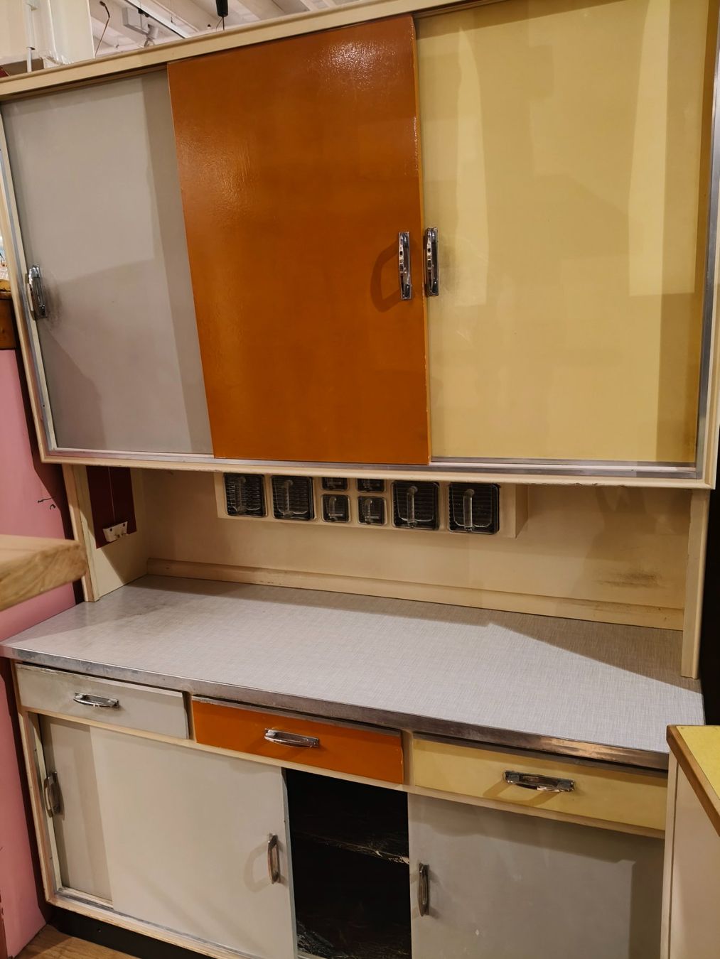 Credenze: Vintage Küchenbuffet 50er Jahre – Usato da Zwingen venduto da inf_2blh