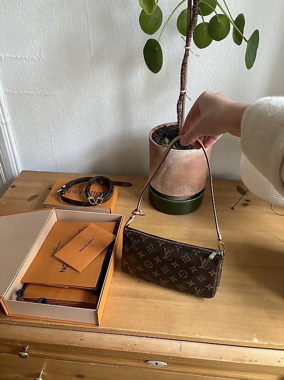 Louis Vuitton Borse: Louis Vuitton Pochette Accessoires mit Gurt – Usato da Basel venduto da selise 1