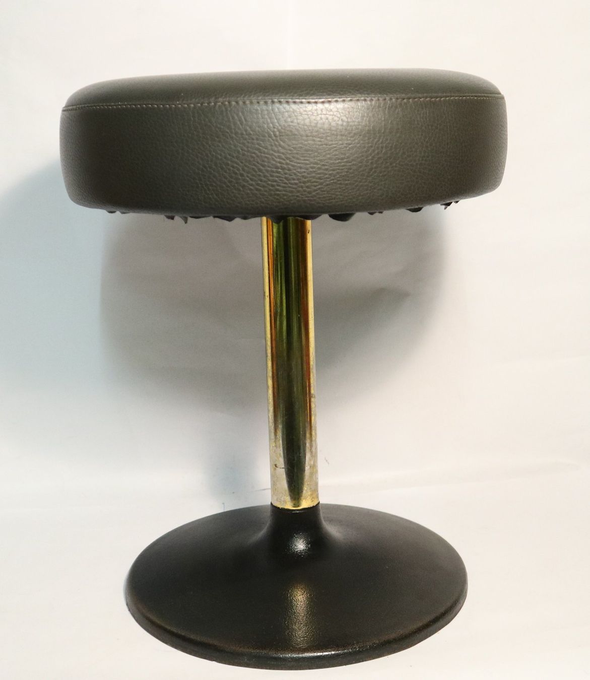 Hocker: Hocker mit Tulpenfuss Sitz , sehr schwer – Gebraucht aus Eschenbach SG von Astalavista