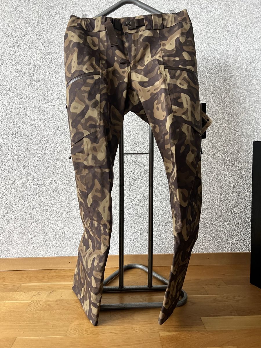 Arcteryx Pantaloni: NEW Arcteryx Sarbe print pants  – Nuovo e nell'imballaggio originale da Fribourg venduto da 7vo_pd22 1