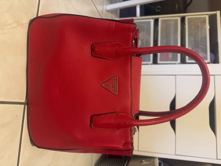 Schöne rote Guess Handtasche Leder, wenig getragen. Perfekt!