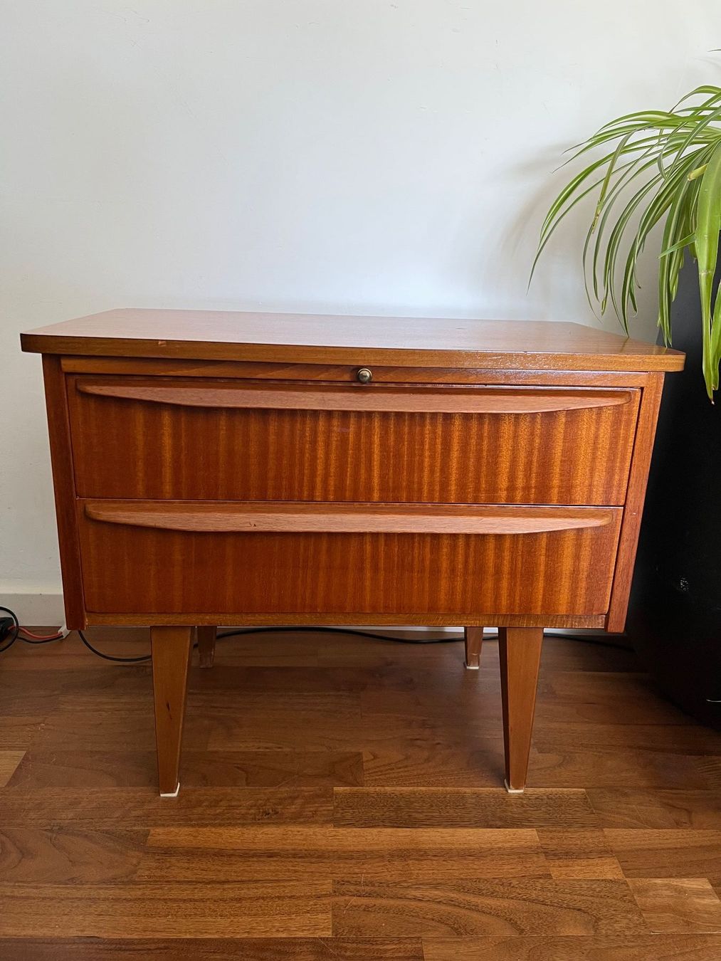 Cassettiere: Mid-Century Modern Kommode  Nachttisch ausziehbareTablar – Usato da Jona venduto da Sariksa 1