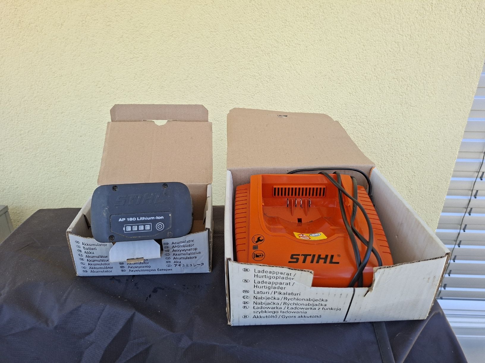 Stihl Tous les outils: Stihl Ladegerät und 1 Akku – D'occasion à Leibstadt par Tremek
