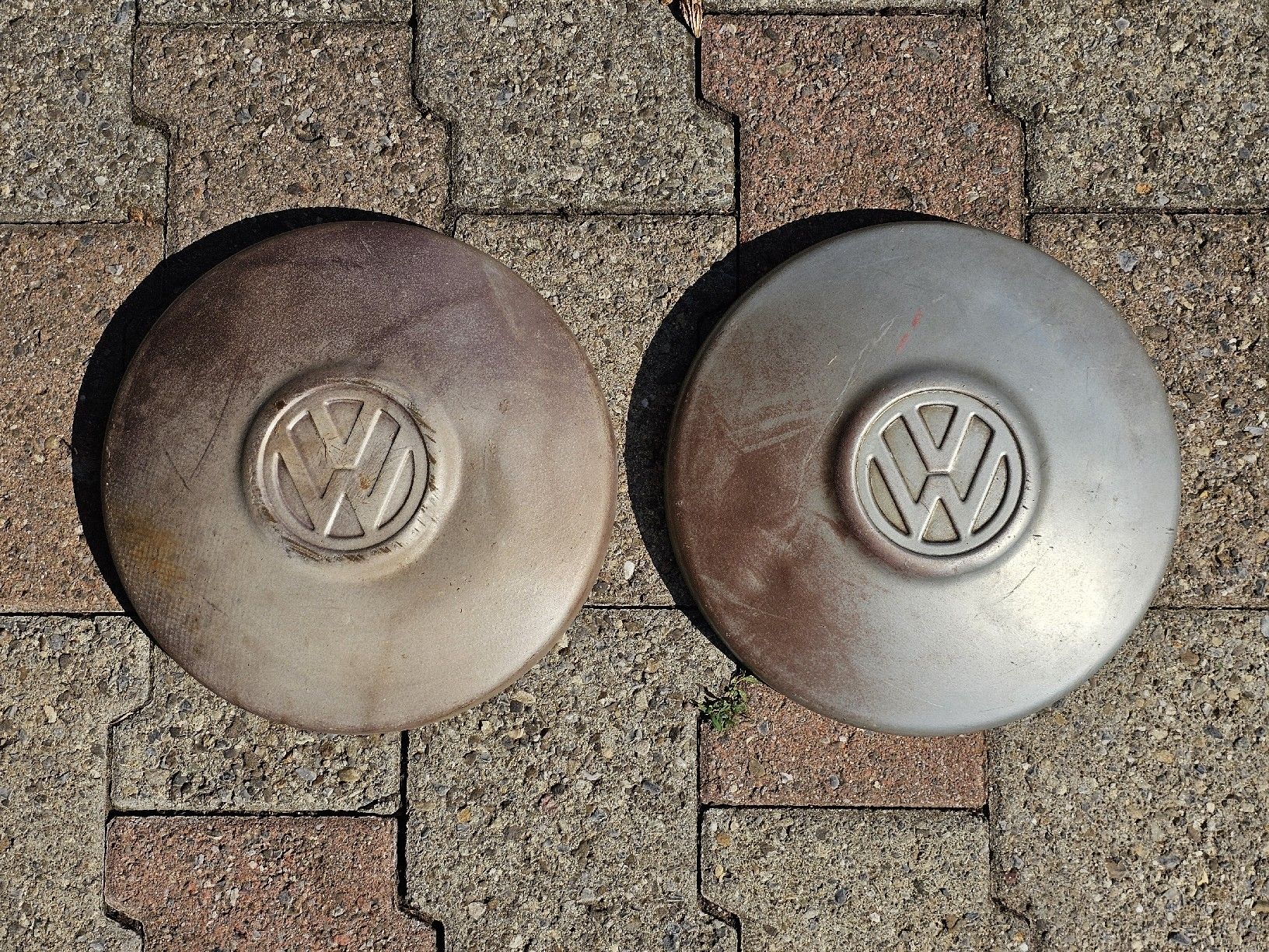 VW Autres accessoires p. véhicule: 2 VW Radkappen – D'occasion à Meisterschwanden par Hummer21