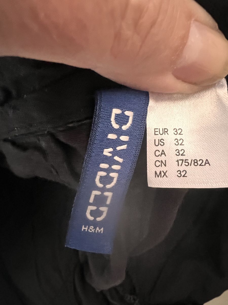 H&M Pantaloni: Shorts schwarz  – Usato da Münchenbuchsee venduto da wurzel123 1