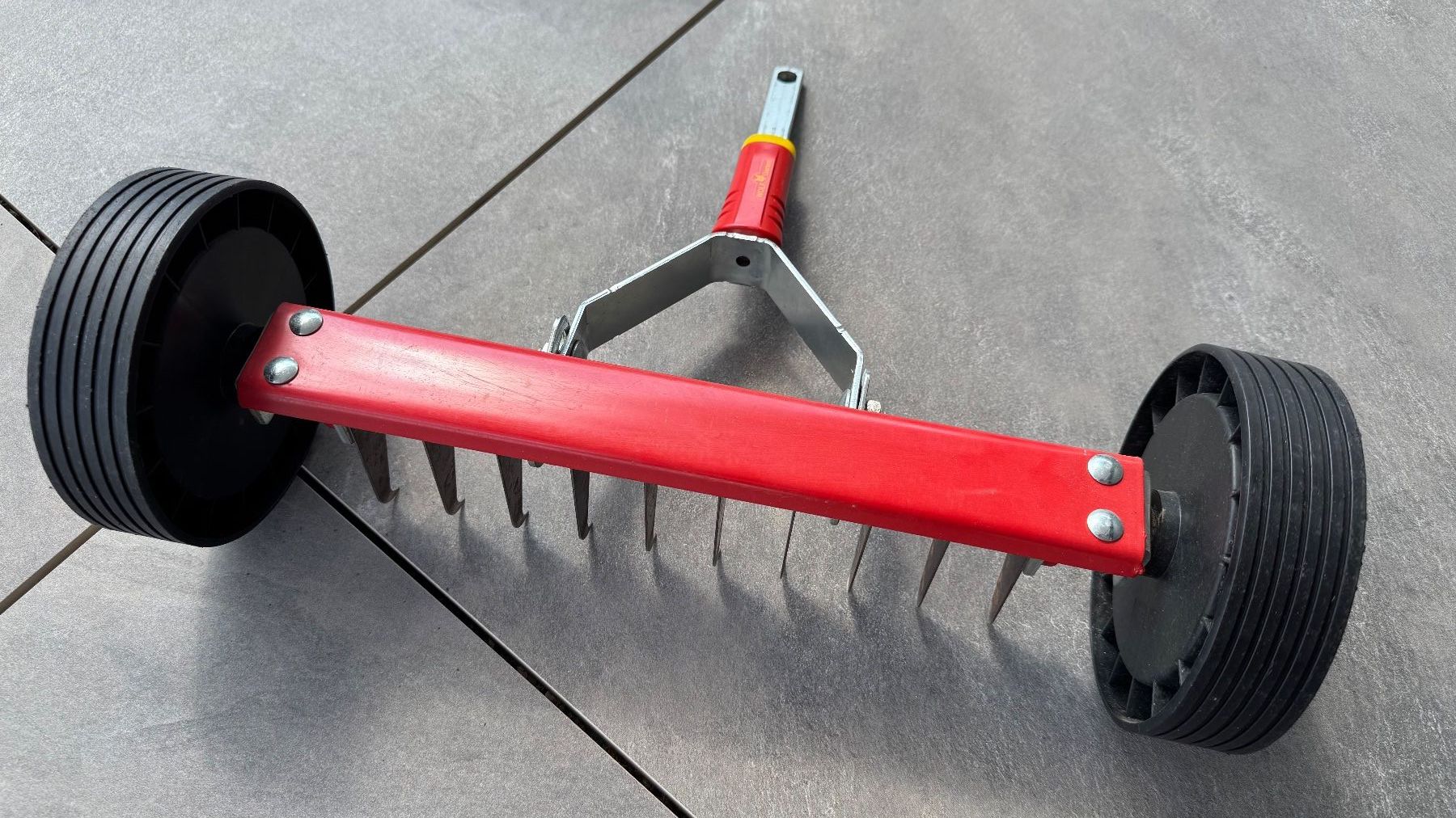 Wolf Garten Attrezzi per la lavorazione del suolo: Wolf Garten Vertikutier Roller / Hand Vertikutierer – Usato da Kyburg-Buchegg venduto da ChuckCanuck 1