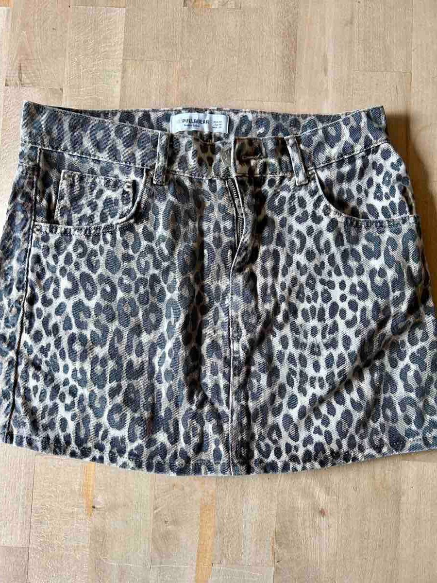 Gonne: Minirock Pull&Bear Leo-Muster Grösse M gebraucht – Usato da Bern venduto da lisabu