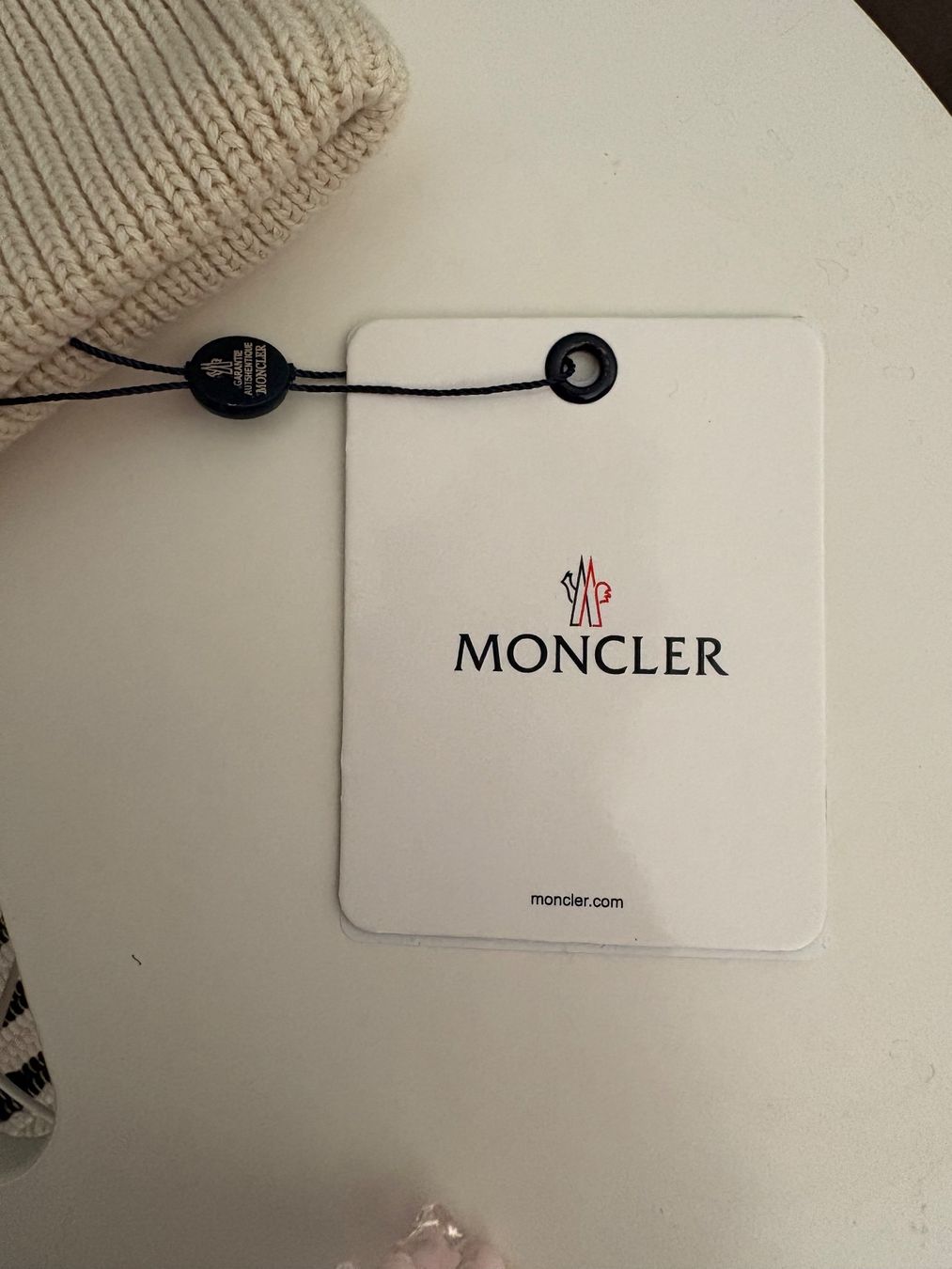Moncler Chapeaux, bonnets & casquettes: 1 Creme Moncler Beanie – Neuf (Voir description) à Fehraltorf par y2kout7 2