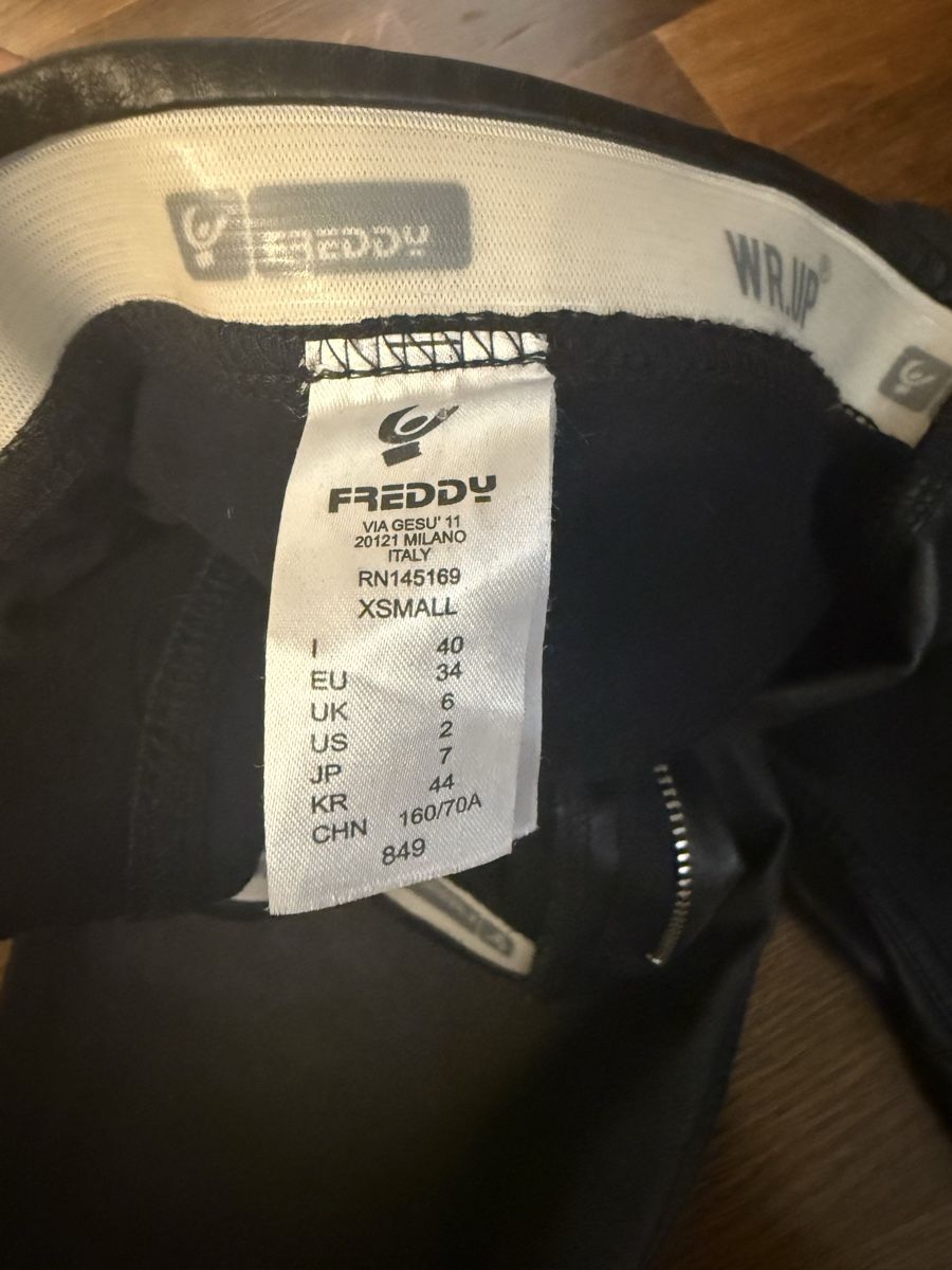 Freddy Pantaloni: Freddy Eco Leather Effect Trousers – Usato da Zürich venduto da Yuece 3