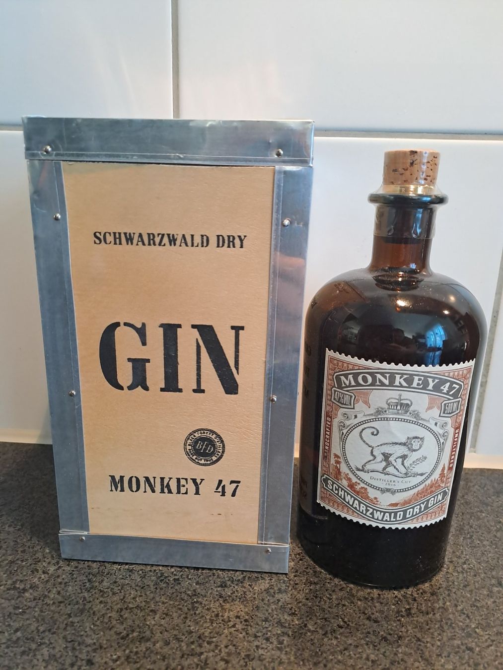 Monkey 47 Spirituosen: Monkey 47 Gin Distiller's Cut 2016 mit Goldring und Box – Neu und originalverpackt aus Elsau von Kellerraeumung