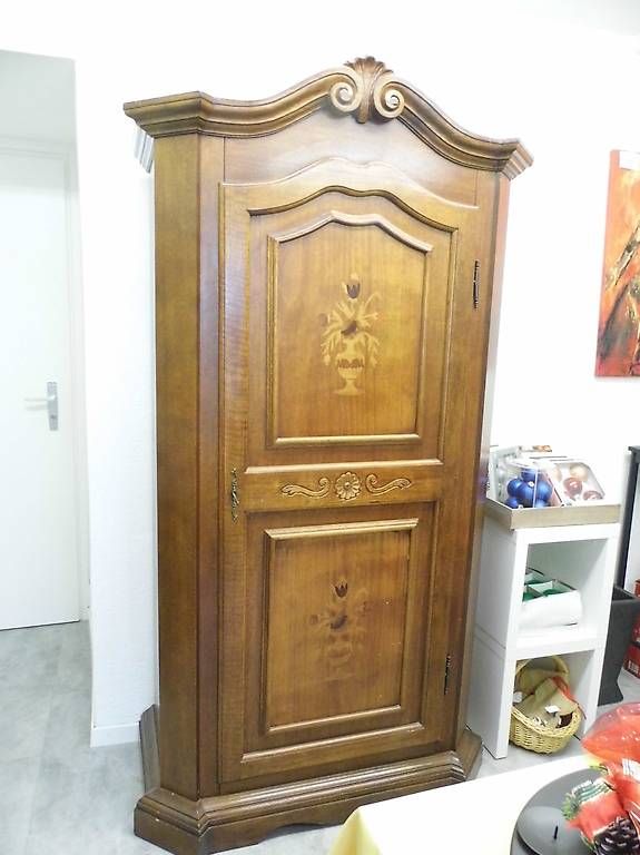 Armadi: Antiker Kleiderschrank mit Intarsien – Usato da Schaffhausen venduto da Galleria13_Brocki_SH